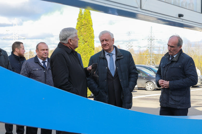 Мясніковіч падчас наведвання Баранавіцкага станкабудаўнічага завода "Атлант" Мясніковіч падчас наведвання Баранавіцкага станкабудаўнічага завода "Атлант"