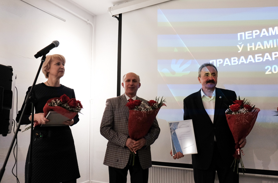 Награду получают лидеры независимого профсоюза работников радиоэлектронной промышленности Игорь Комлик и Геннадий Федынич Главред БелаПАН Ирина Левшина — лауреат Правозащитной премии. Ирина Левшина, Татьяна Коровенкова, Александр Томкович, Ольга Смолянко, Татьяна Ревяко