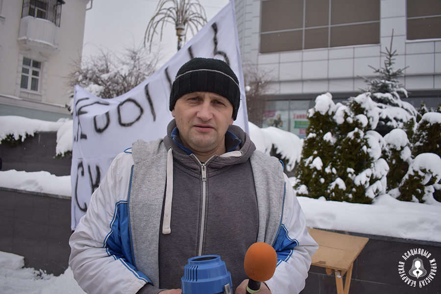 Кастусь Жукоўскі падчас выбарў у мясцовыя саветы. Архіўны здымак Кастусь Жукоўскі падчас выбарў у мясцовыя саветы. Архіўны здымак