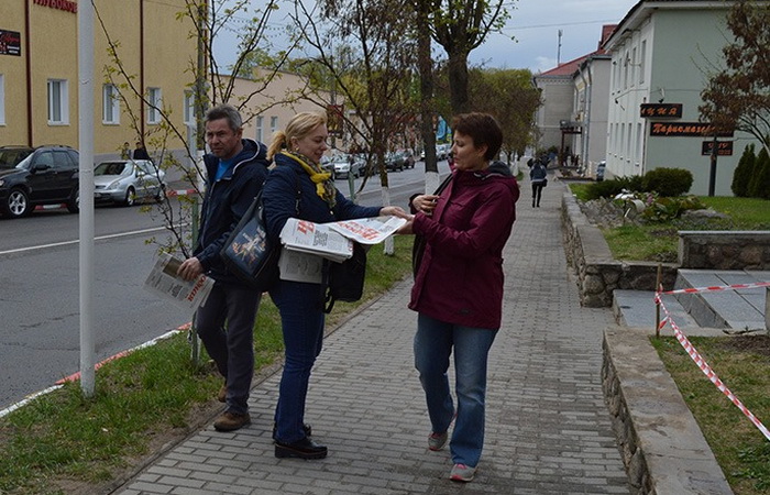 Сябра ГА "БАЖ" Таццяна Смоткіна раздае газету мінакам