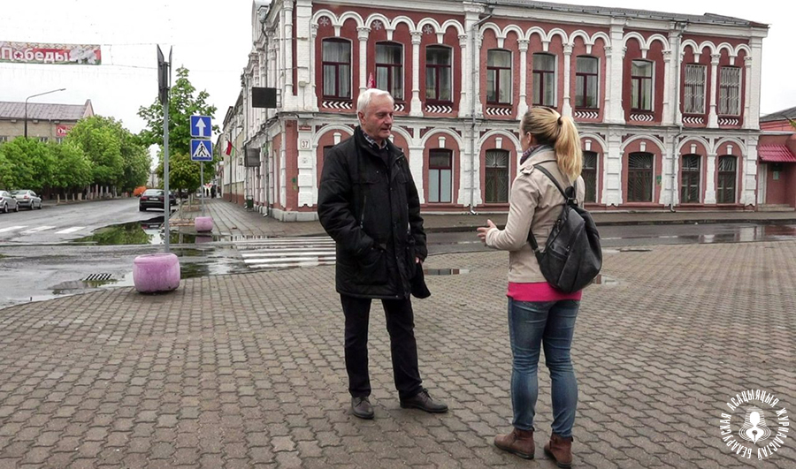 Эдуард Мельнікаў каля бабруйскай друкарні, рэдакцыі газеты Камуніст, дзе выйшла ягоная першая зацемка