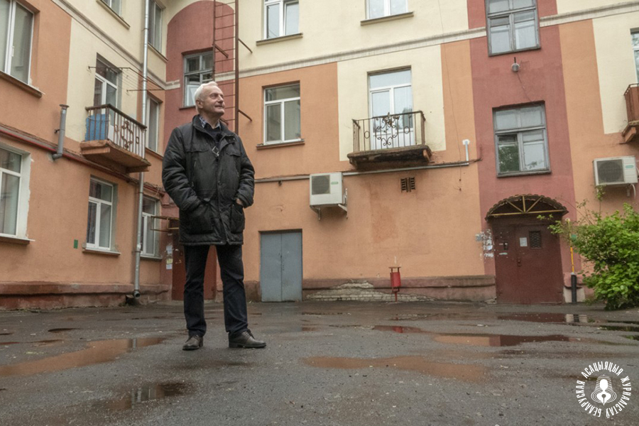 Эдуард Мельнікаў каля роднага дома ў Бабруйску