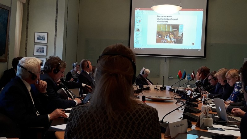 Участники круглого стола слушают информацию о преследовании журналистов за сотрудничество с иностранными СМИ без аккредитации.