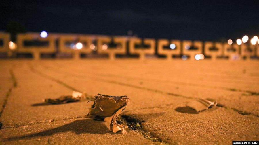 Пасьля салюту плястыкавымі і кардоннымі аскепкамі была ўсеяна ўся набярэжная Сьвіслачы побач са спарткомплексам «Дынама»