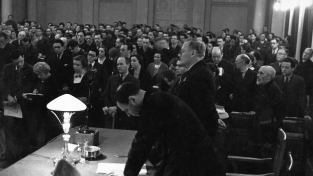 Sovfoto. Уолтер Дюранти (в первом ряду в центре) на одном из показательных процессов в Москве. Выступает прокурор Андрей Вышинский Sovfoto. Уолтер Дюранти (в первом ряду в центре) на одном из показательных процессов в Москве. Выступает прокурор Андрей Вышинский