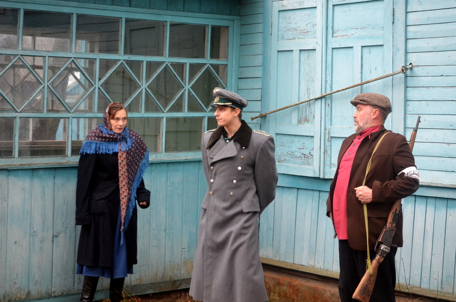 Эпізод з аповесці "Вайна пад стрэхамі" Эпізод з аповесці "Вайна пад стрэхамі"