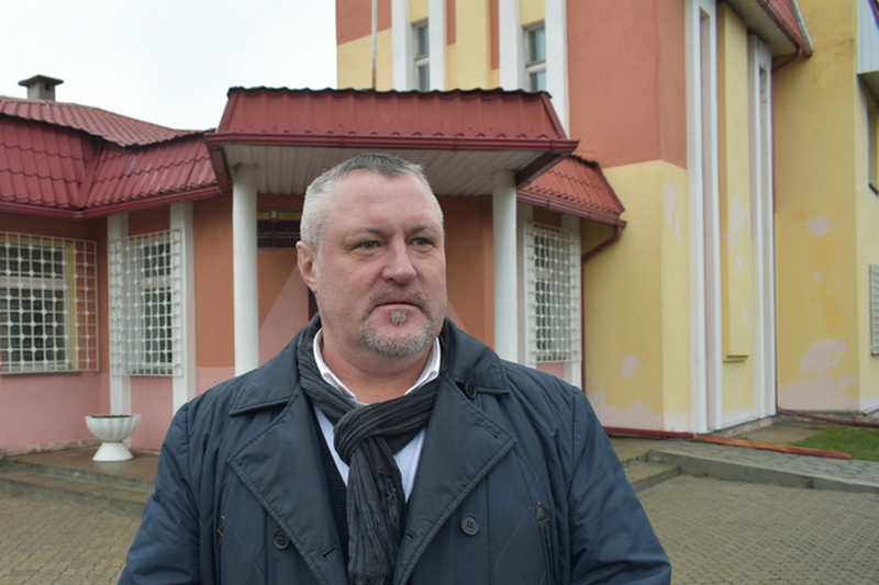 Леанід Судаленка каля суда ў Рагачове Леанід Судаленка каля суда ў Рагачове