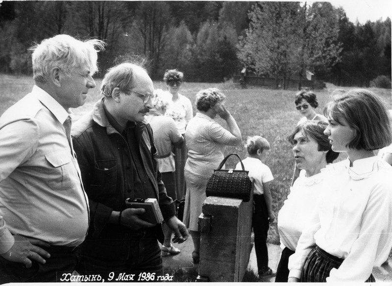 В Хатыни. Слева Владимир Яскевич, один из трех детей Хатыни, оставшихся в живых. 9 мая 1986 года. Фото из архива Сергея Ваганова