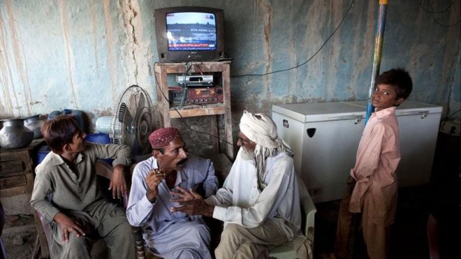 Getty Images. Люди беспокоятся о том, как кризис отразится на их будущем, и поэтому потребляют все больше и больше новостей