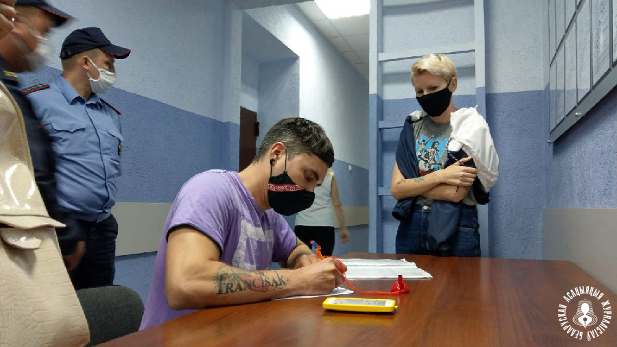 В суде. Справа — журналистка Алеся Латинская. Фото: Виктор Масалович