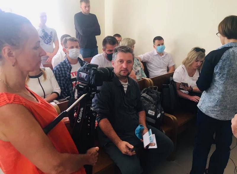 На здымку: Яўген Васількоў (у цэнтры) у зале Хойніцкага райсуда. Фота Леаніда Судаленкі На здымку: Яўген Васількоў (у цэнтры) у зале Хойніцкага райсуда. Фота Леаніда Судаленкі