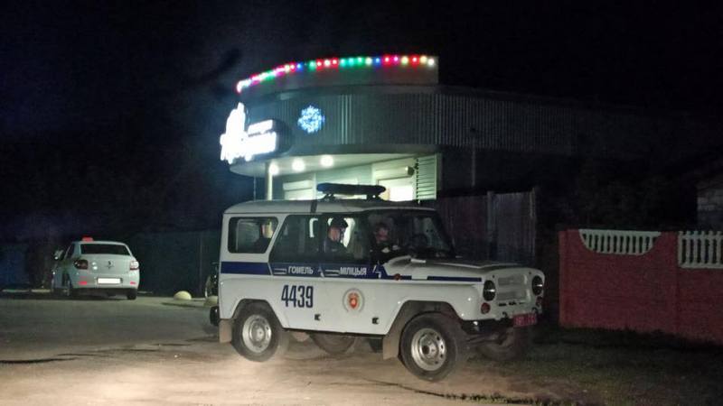 Міліцэйскі УАЗік каля дома Шчыраковай. Фота: Facebook