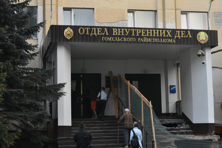 Сваякі і сябры Шчыраковай каля Гомельскага РАУСа