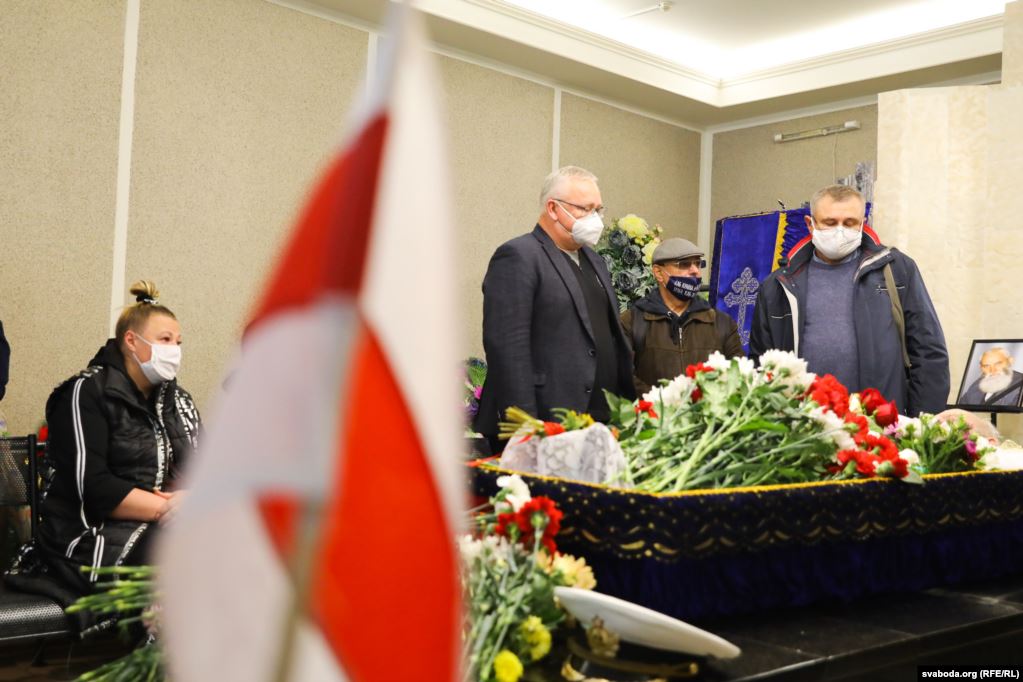 Праваабаронцы Алег Гулак і Павал Левінаў ля труны