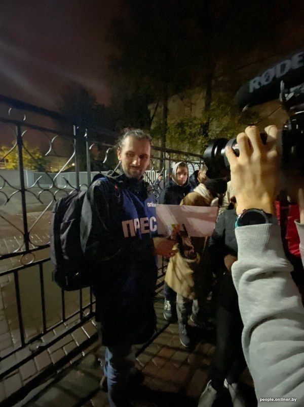 Фатограф Аляксандр Ружэчка пасля выхаду з РУУС. Фота: onliner.by