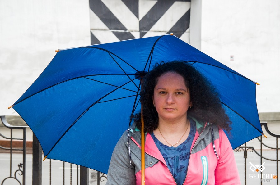 Вольга Івашына каля турмы ў Горадні. Фота: Белсат