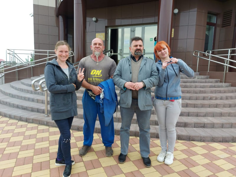 Зміцер Лупач (трэці злева) побач з судом у Глыбокім