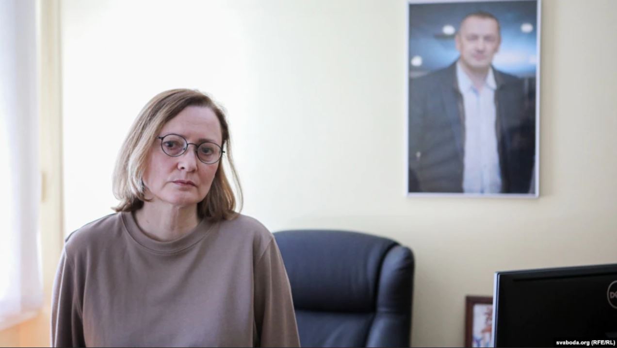 Дырэктар і галоўны рэдактар БелаПАН Ірына Леўшына. На сцяне — партрэт заснавальніка БелаПАН Алеся Ліпая. Сакавік 2021