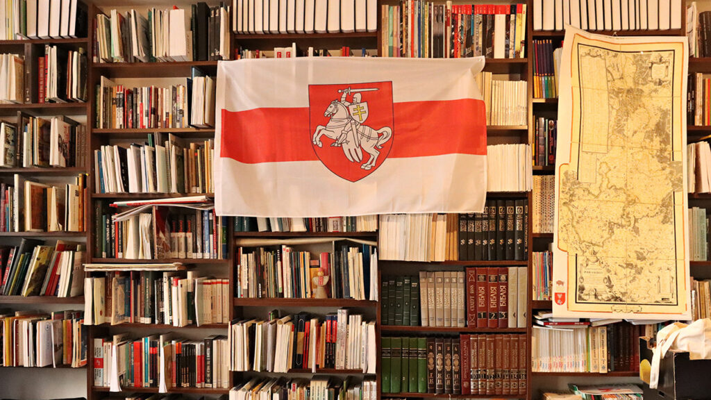 На фота толькі невялічкая частка бібліятэкі фонда. Фота: Руслан Кулевіч / MOST