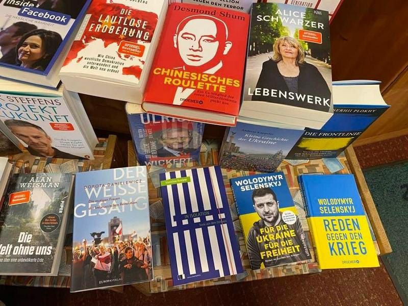 "Белы спеў" у кнігарні. З аднаго боку - аўтабіяграфія Алісы Шварцар, з другога - ідэі Зяленскага", - зазначыла ў сацсетках аўтарка