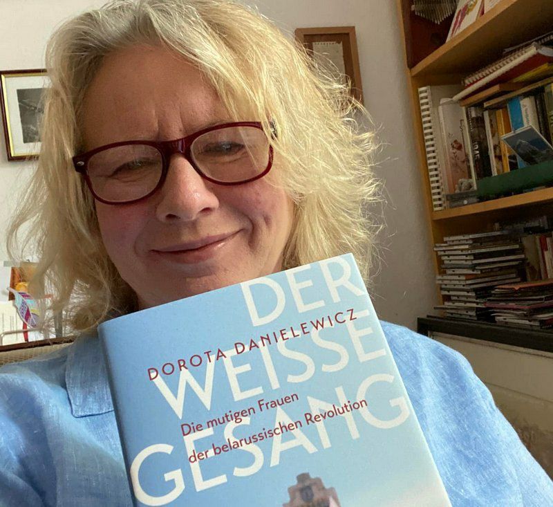 Дарота Данілевіч са своёй кнігай. Фота з асабістага архіва