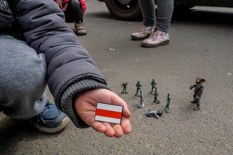 Дзеці гуляюць у салдацікаў. Сярод іншых у гульні ёсць беларускі батальён