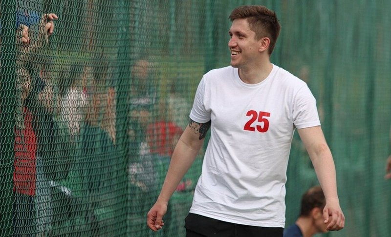 25 на майцы Пісарэнкі — нумар, пад якім Саша Івулін гуляў у «Крумкачах». Фота: MOST / Настасся Уткіна