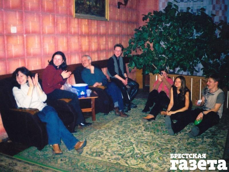 У холе гатэлю «Моладзевы» – першае месца дыслакацыі рэдакцыі «БГ». Калектыў адзначае Новы год. Крыніца: архіў «Брестской газеты»