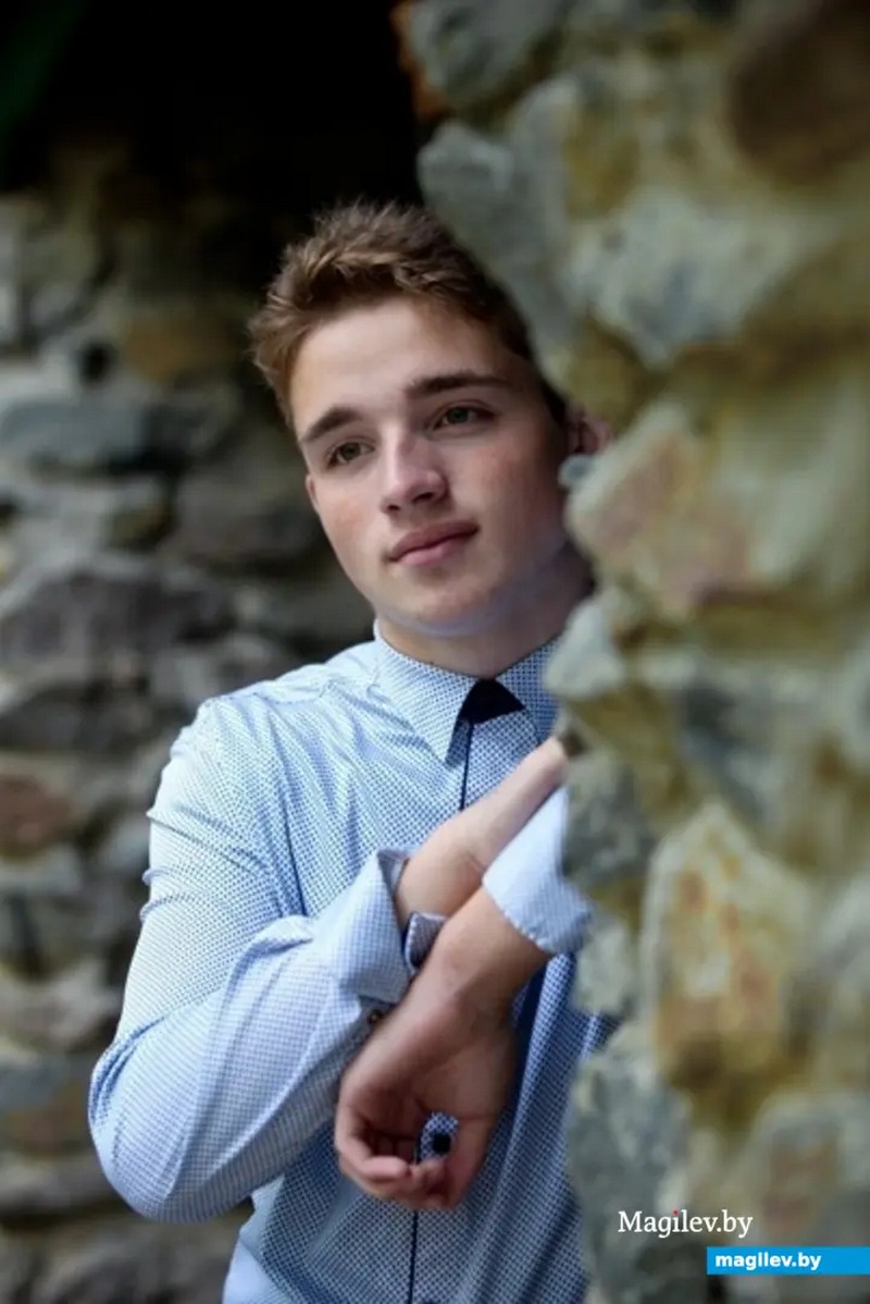 Молодой специалист, по образованию журналист, Виталий только что приехал на свое первое место работы в чаусскую газету "Искра". Назначен на должность собкора. Фото из архива героя материала