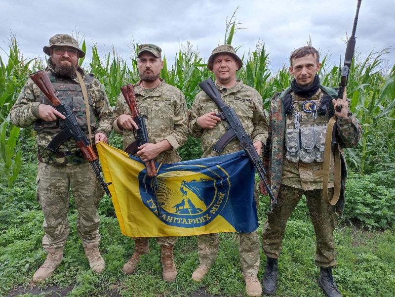 Ягор Вараб'ёў з паплечнікамі. Фота з асабістага архіва героя