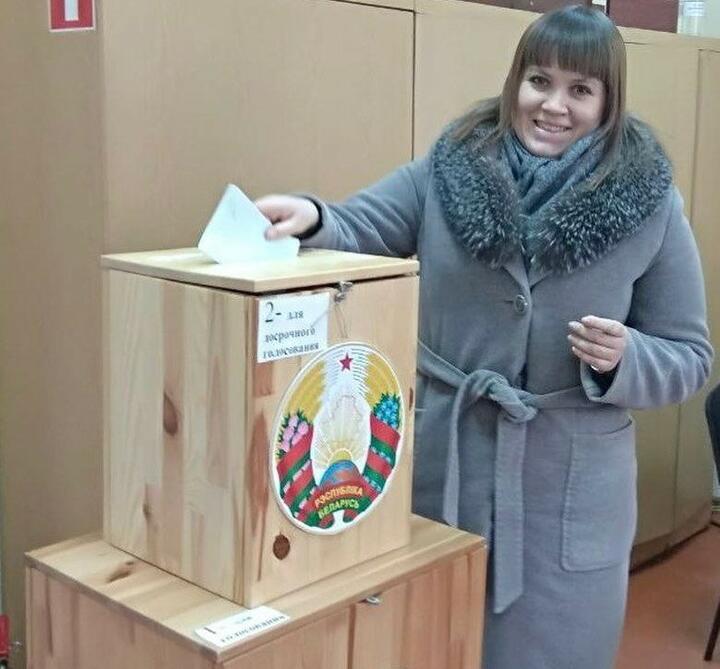 «Завтра будет много работы, поэтому свой голос ЗА новую Конституцию я отдала досрочно!», подписала фото с избирательного участка Екатерина Воробьева. Фото: www.instagram.com/vorobyovakate
