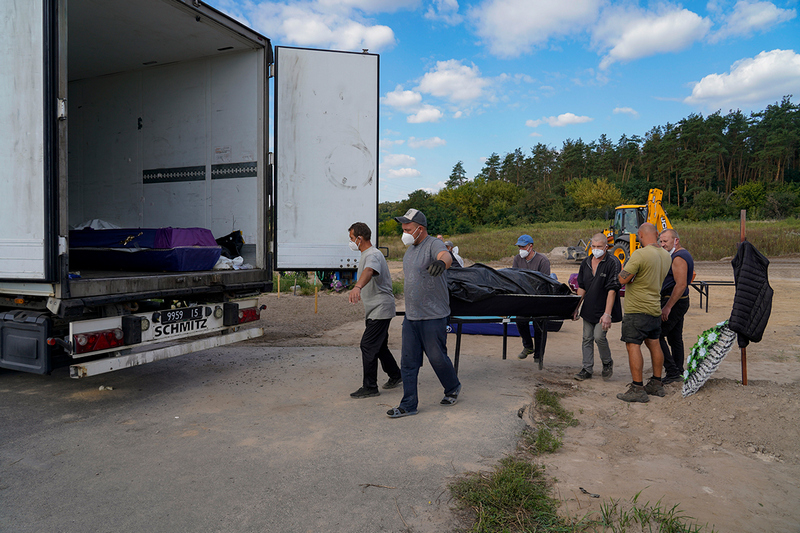 В Буче завершили погребение неопознанных тел, жертв оккупации российских войск. Буча, Украина, 2 сентября 2022 года. Фото: Reuters