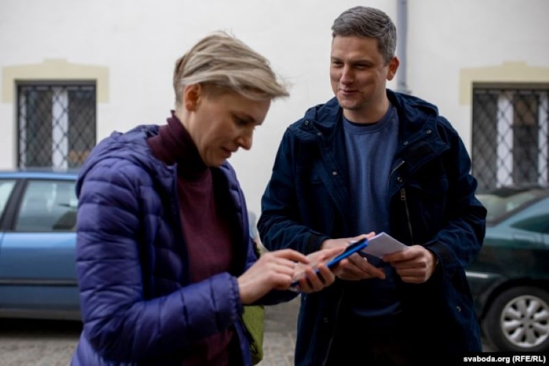 Ірына Чарняўка і Павал Мажэйка каля горадзенскай турмы, 29 сакавіка 2021 году