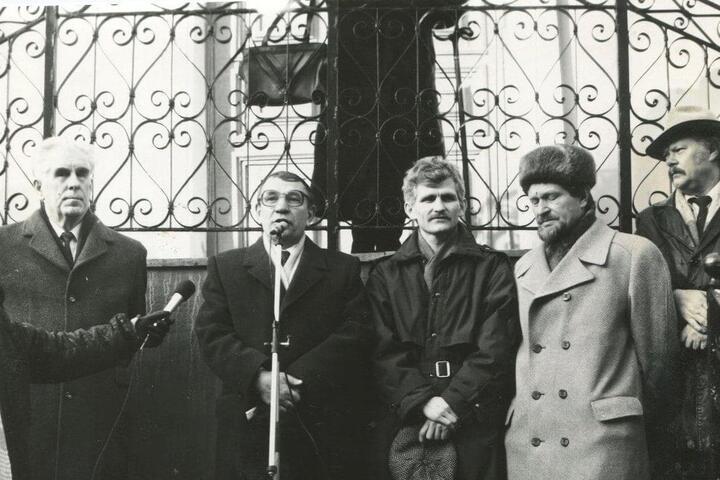 Открытие литературного музея Максима Богдановича. Третий слева — Алесь Беляцкий. Фото: архив TUT.BY