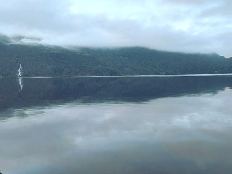 Вид на фьорд, горы и водопады открывается из окон редакции городской газеты Ryfylke. Фото автора