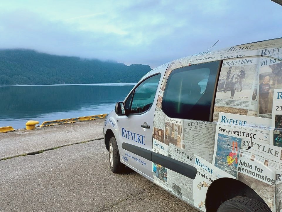 Брендированная машина газеты, за руль которой может сесть любой сотрудник редакции. Фото автора