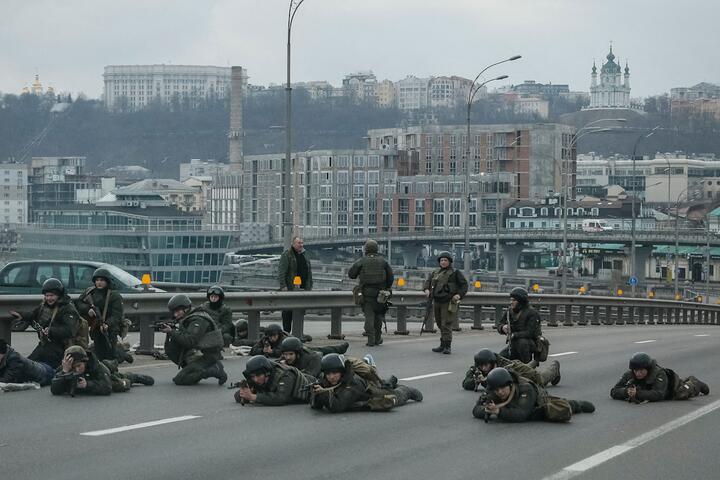 Военнослужащие Национальной гвардии Украины на позиции в центре Киева после того, как Россия начала войну против Украины, 25 февраля 2022 года. Фото: Reuters