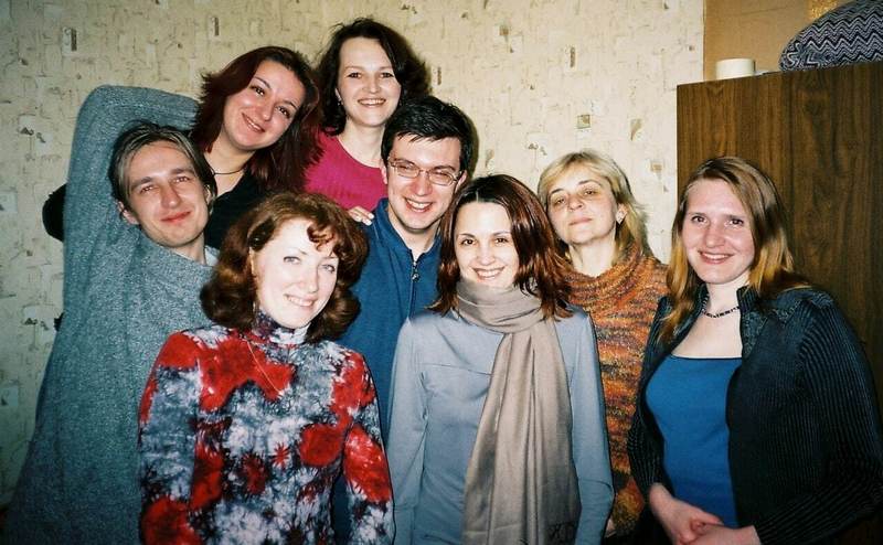 Рыгор Азаронак (зьлева) разам зь людзьмі у цывільным на плошчы Бангалор, 27 сакавіка 2021