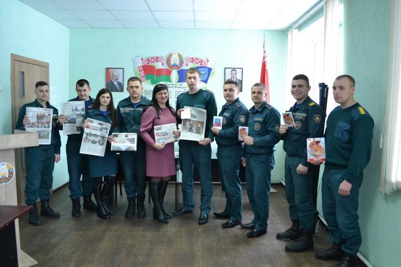 Агитация за подписку на лельчицкую газету среди сотрудников МЧС. Фото: "Светлае жыццё"