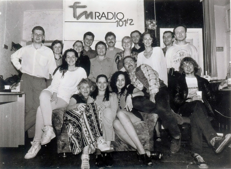 Радыё 101,2. Верхні шэраг злева направа: Юрась Бушлякоў, Інна Студзінская, Ганна Вольская, Ірына Курапаткіна, Генадзь Кеснер, Жанна Літвіна, Зміцер Новікаў, Кася Камоцкая, Анатоль Додзь, Вольга Бабак, Юрый Каролік, Алесь Хмяльніцкі. Ніжні шэраг: Святлана Багачова, Вольга Панкратава, Вольга Сарако, Уладзімір Сакульскі, Лявон Вольскі. 1995 год