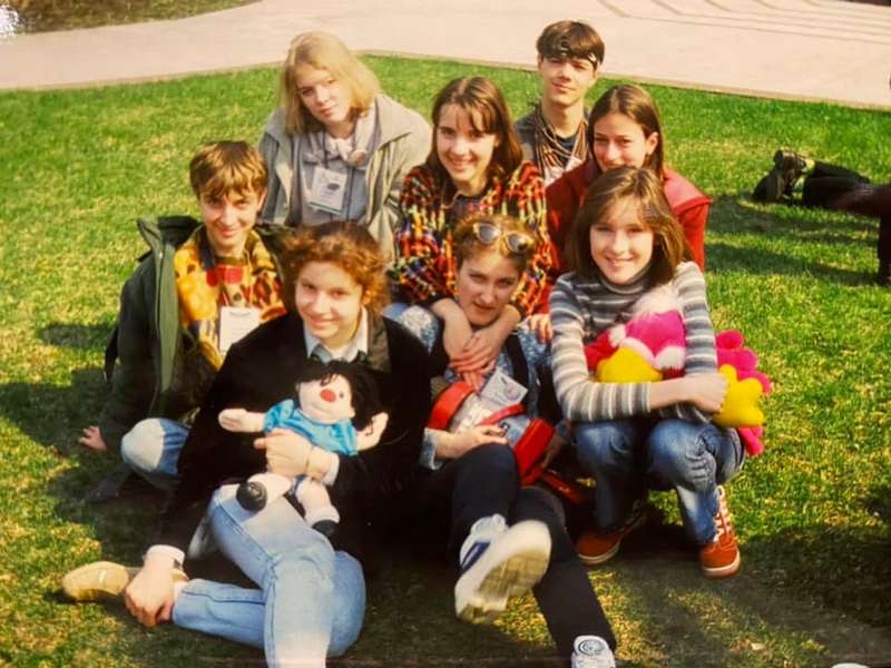 Алексей Стрельников (крайний слева) с редакцией школьной газеты "Гимназический вестник", 1998-й год. Газета в тот год взяла награду за поэзию на Международном фестивале юношеской прессы. Фото: соцсети Alena Plotkin