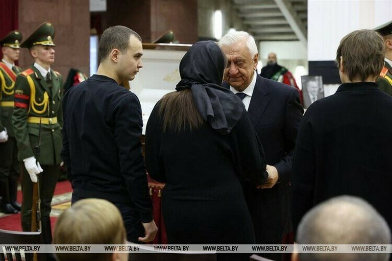 Председатель коллегии Евразийской экономической комиссии Михаил Мясникович приносит соболезнование семье скончавшегося министра иностранных дел Владимира Макея. Фото: БелТА