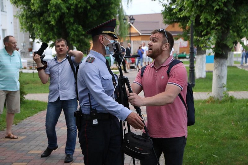 Аляксандр Пазняк падчас асвятлення акцый пратэсту ў Ганцавічах, 2020 год. Фота: прыватны архіў