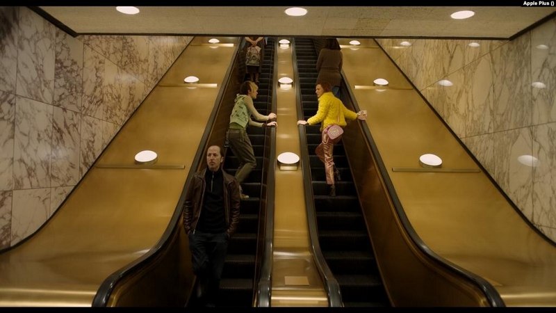 Кадр з эпізоду Space Door у сэрыяле Little America, зьнятага для Apple Plus. Як можна зьняць менскае мэтро ў Лос-Анджэлесе