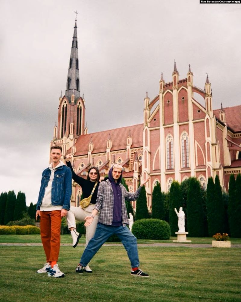 Беларускія блогеры Ліза Ветрава, Мікіта Бялевіч і Мікіта Найдзёнаў