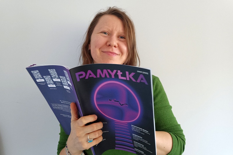 Святлана Воўчак з першым нумарам зіна PAMYŁKA. Фота: Прыватны архіў