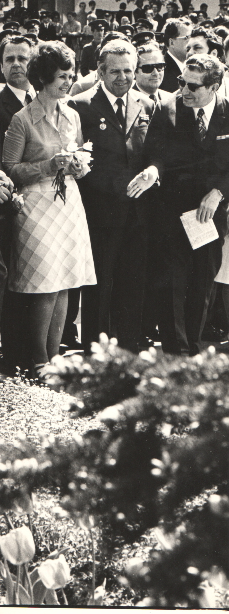 Злева, побач з Зінаідай Бандарэнка, рукі Машэрава