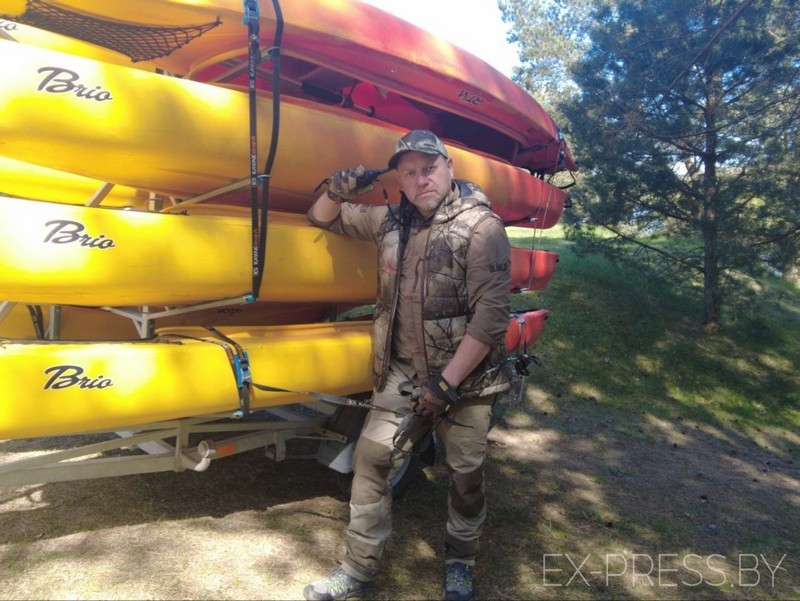 Алег з байдаркамі. Фота з асабістага архіва героя