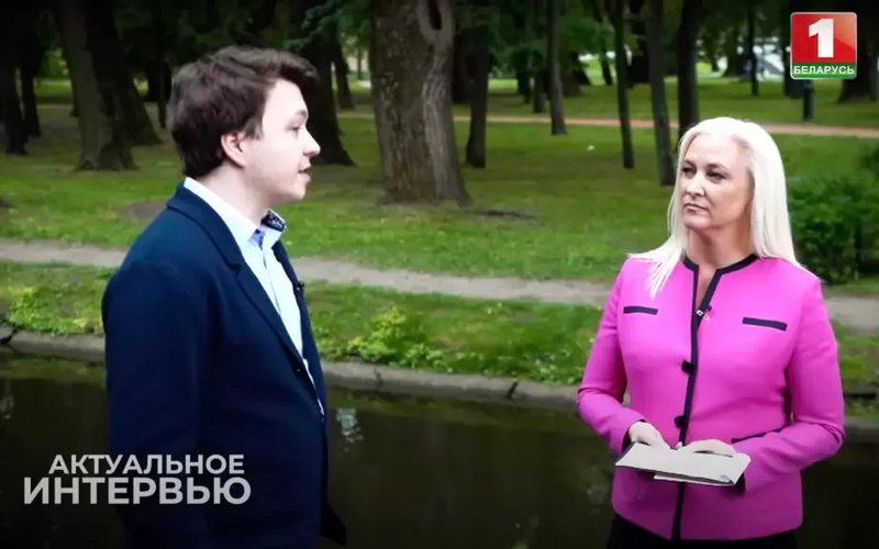 Алеся Высоцкая вядзе інтэрв'ю з Раманам Пратасевічам. Скрыншот з канала БТ