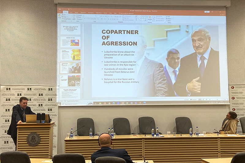 Яўген Магда падчас выступу ў Каўнасе (Літва) на Міжнародным кангрэсе даследчыкаў Беларусі